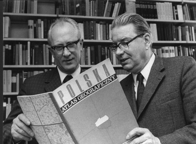Prof. Dr. Władysław Markiewicz, erster polnischer Ko-Vorsitzender der Schulbuchkommission (links) und Prof. Dr. Georg Eckert, erster Direktor des Georg-Eckert-Instituts (rechts)